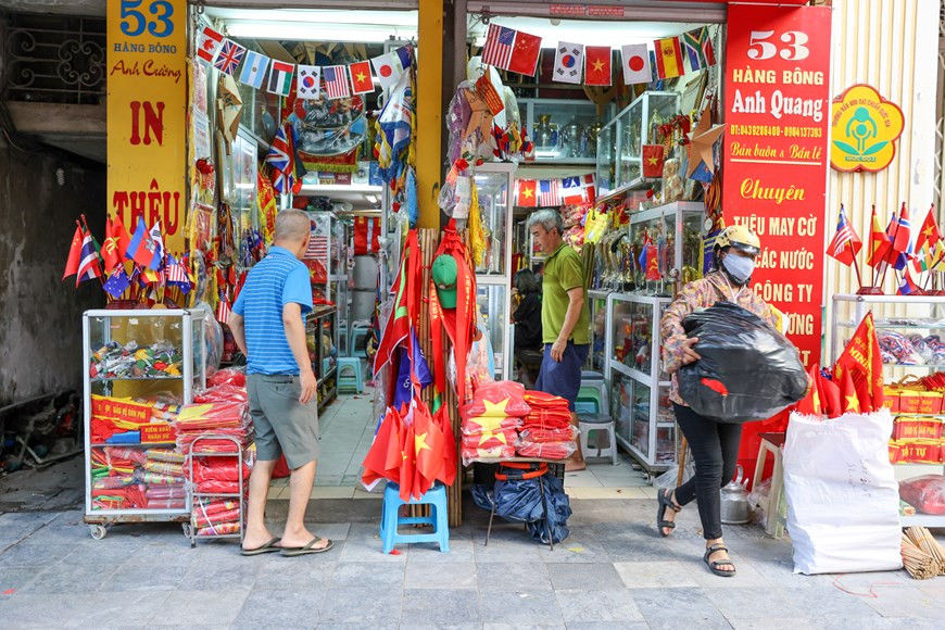 Para hacer una hermosa bandera, se necesitan 10 pasos, entre ellos, el más importante es seleccionar una tela de calidad. La mayoría de los bordados se realizan con máquinas, pero los que se crean por las manos de los artesanos se ven más lindos y “tienen alma”. Para cada bordado se debe trabajar unos dos días, dependiendo de los bordadores, y el trabajo de adornar la bandera nacional en las grandes festividades del país lleva un importante significado, por lo cual los artesanos siempre se esfuerzan para lograr obras de calidad. El oficio de coser y bordar la bandera de la Patria, además de brindar beneficios económicos, pretende mantener la tradición de la aldea de oficio Tu Van, una de las esencias vietnamitas. (Foto: Vietnam+)