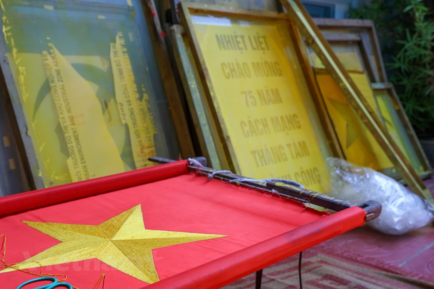 Los pobladores de la aldea de Tu Van, en el distrito de Thuong Tin, Hanoi, se empeñan hoy en conservar el oficio tradicional de elaboración de bandera nacional. Este lugar es la aldea de oficio tradicional especializada hace más de 70 años en el bordado de la bandera roja con la estrella amarilla de la Patria. Aldeanos de la localidad se enorgullecen de decir que su pueblo ha cosido las banderas nacionales por 75 años y sigue con diligencia su trabajo para crear las mejores obras. Las banderas de Tu Van no solo se distribuyen en gran volumen a casi todas las tiendas en Hanoi, sino también a muchas otras localidades en el país. (Foto: Vietnam+)