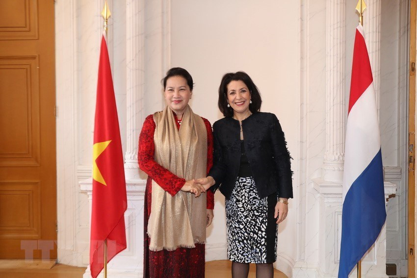 La presidenta de la Cámara de Representantes de los Estados Generales, Khadija Adib, recibe a la presidenta de la Asamblea Nacional de Vietnam, Nguyen Thi Kim Ngan, en la mañana del 27 de marzo de 2018, en la ciudad de La Haye. (Fuente: VNA)