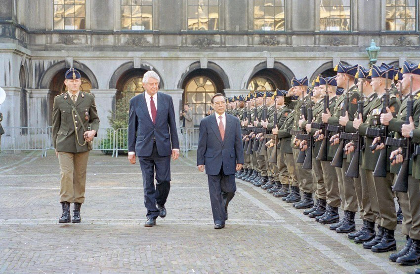 El primer ministro vietnamita Phan Van Khai y el primer ministro holandés Wim Kok pasan revista a la guardía de honor en la ceremonia de bienvenida durante la visita oficial a Países Bajos del 14 al 16 de octubre de 2001.(Fuente: VNA)