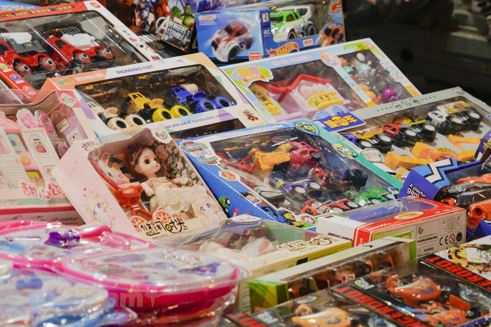 Además de los juguetes tradicionales del Festival del Medio Otoño, los padres también compran otros juguetes de plástico como muñecas, coches y superhéroes para sus hijos. (Foto: Minh Hieu / Vietnam +)