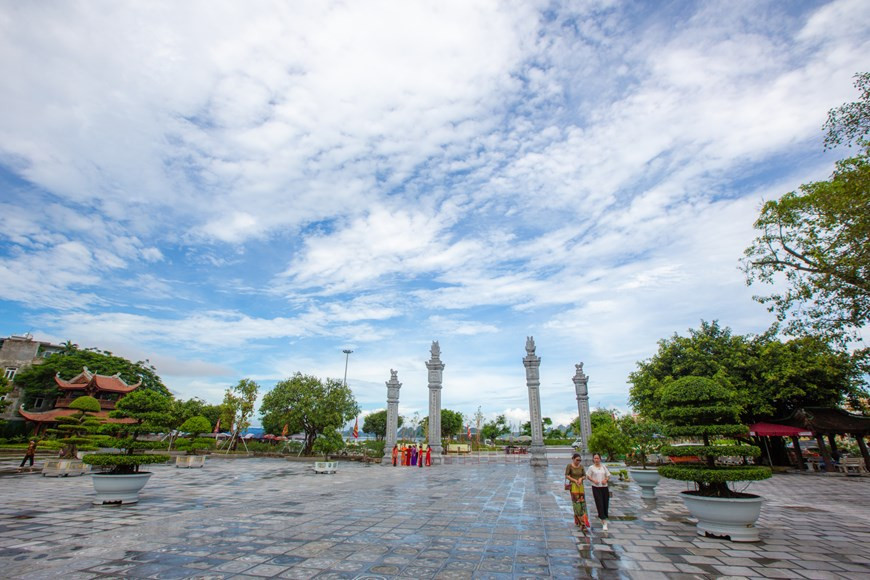 El templo de Cua Ong no solo posee una gran importancia histórica, sino que también posee un valor artístico y cultural único. El sitio está dedicado a Tran Quoc Tang, un héroe en la guerra de resistencia contra los invasores mongoles bajo la dinastía Tran en el siglo XI, entre otras figuras famosas de ese reinado. Anteriormente, el templo estaba dedicado a Hoang Can, un lugareño que contribuyó significativamente a la derrota de los invasores extranjeros. Hoy día, el templo todavía conserva 34 estatuas de diferentes tamaños talladas cuidadosamente por los artesanos más hábiles, por lo que poseen un alto valor artístico. (Foto: Vietnam+)
