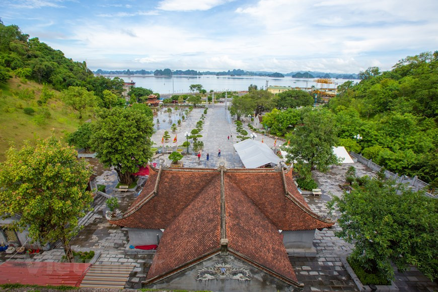 A la izquierda del templo superior se encuentra el templo Quan Chau, mientras que a su derecha, se sitúa una pagoda dedicada al budismo. El templo superior no solo es un lugar de culto espiritual, sino también el sitio donde se celebra anualmente el Festival del Templo Cua Ong, una de las principales festividades de la provincia de Quang Ninh. El evento se lleva a cabo con rituales y procesiones desde el segundo día del primer mes lunar hasta el trigésimo día del tercer mes lunar. Los principales días del festival son el tercero y el cuarto del segundo mes lunar. (Foto: Vietnam+)