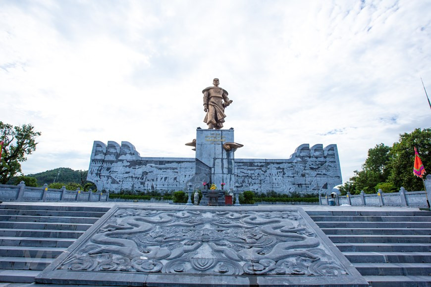 Los turistas que participan en el Festival del Templo de Cua Ong no solo se sumergen en el espacio sagrado dedicado al héroe con gran mérito nacional, sino que también pueden admirar el maravilloso paisaje del sitio. El sitio se ubica sobre una colina de unos 100 metros de altura, que pertenece a la zona 9A del barrio Cua Ong, en la ciudad de Cam Pha, de la provincia norteña de Quang Ninh. A una distancia de 40 kilómetros al noreste del centro de la ciudad de Ha Long, el templo se encuentra sobre una montaña con vista a la bahía de Bai Tu Long, lo que crea una combinación armoniosa entre los bosques y el mar. (Foto: Vietnam+)