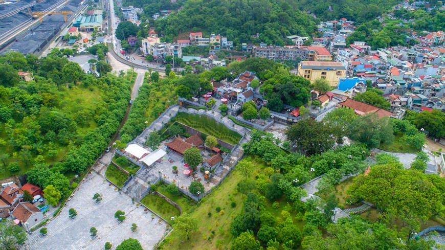 El templo de Cua Ong no solo constituye una reliquia histórica impresionante de Vietnam, sino que también acapara la atención de los visitantes de diferentes nacionalidades por su paisaje atractivo. Se sitúa sobre una colina de unos 100 metros de altura, que pertenece a la zona 9A del barrio Cua Ong, de la ciudad de Cam Pha, provincia norteña de Quang Ninh. A una distancia de 40 kilómetros al noreste del centro de la ciudad de Ha Long, el templo se encuentra sobre una montaña con vista a la bahía de Bai Tu Long, lo que crea una combinación armoniosa entre los bosques y el mar. (Foto: Vietnam+)