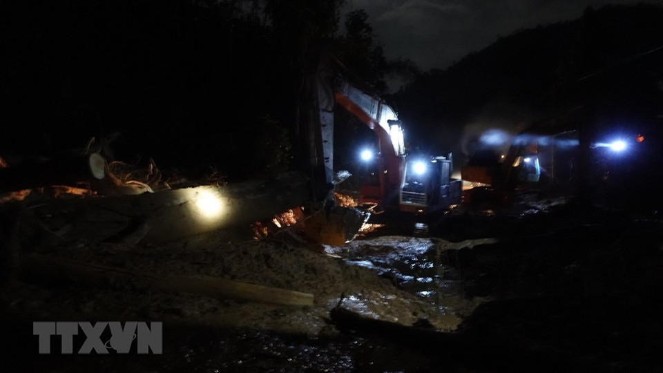 Las fuerzas de rescate abren el camino hacia la zona del deslave de tierra en la comuna de Tra Leng. (Foto: Vy Thi / VNA)