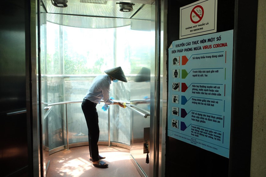 Se limpian regularmente los ascensores en el sitio turístico de la montaña Ngu Hanh Son (Foto: VNA)