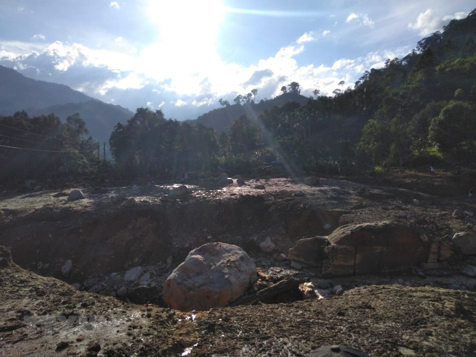 Las fuerzas de salvamento abren el camino hacia la zona del deslave de tierra en la comuna de Tra Leng. (Foto: Vy Thi / VNA)