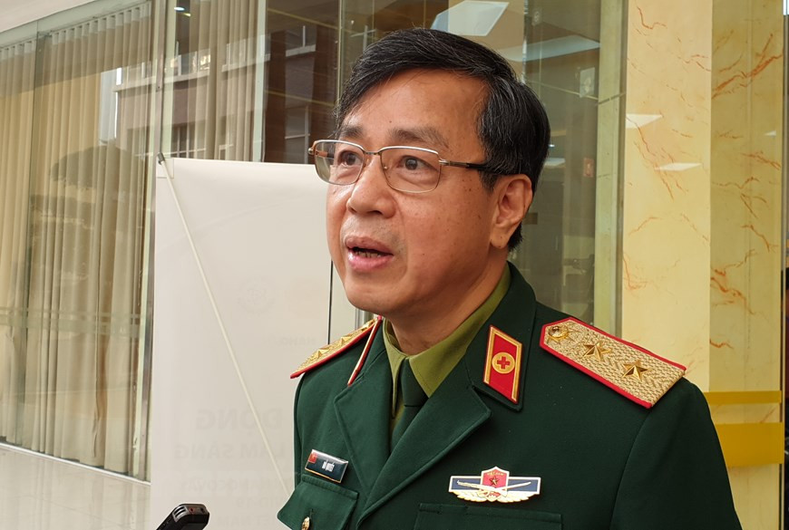 El profesor Do Quyet, director de la Academia de Medicina Militar, agradece a los voluntarios que se registraron para probar la vacuna. 