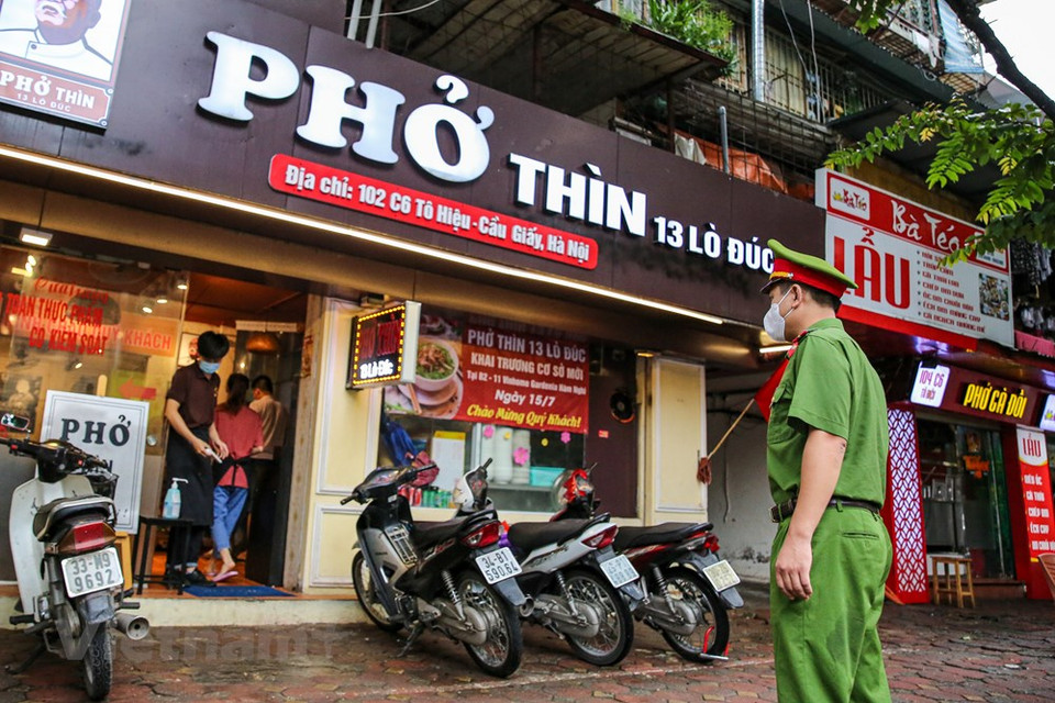 Las autoridades de Hanoi también vienen regularmente a cada restaurante en esta ciudad para instar y recordar a sus propietarios que cumplan estrictamente las regulaciones de prevención y lucha contra la pandemia de COVID-19. Las autoridades capitalinas alertaron sobre el alto riesgo de contagio de la pandemia del COVID-19 desde los hospitales y restaurantes en los próximos tiempos. Esta capital dispone de numerosos grandes hospitales y a menudo cuenta con un mayor número de personas que vienen de otras provincias y ciudades para acceder a los servicios médicos de alta calidad, por lo que existe la posibilidad de la intrusión epidémica. (Foto: Minh Son / Vietnam +)