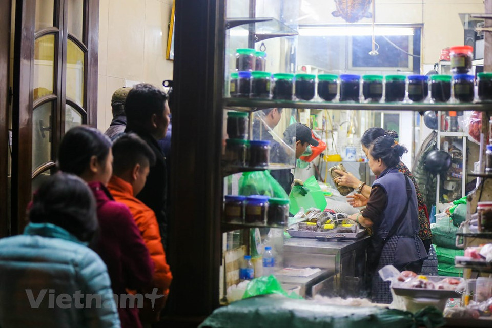 Ésta es una tienda que vende Gio Cha (jamón o salchicha de Vietnam) y los Banh Chung con un sabor tradicional único que se ha ganado la preferencia de los habitantes de Hanoi. El Banh Chung es un tipo de pastel elaborado con arroz glutinoso cubierto por hojas verdes y forma parte esencial de la celebración del Tet (Año Nuevo Lunar), la fiesta tradicional más importante de Vietnam. El Banh Chung con forma cuadrada y gruesos es el símbolo de gratitud de los vietnamitas a sus ancestros, así como como los dioses de la tierra y del sol. (Fuente: Minh Son / Vietnam +)