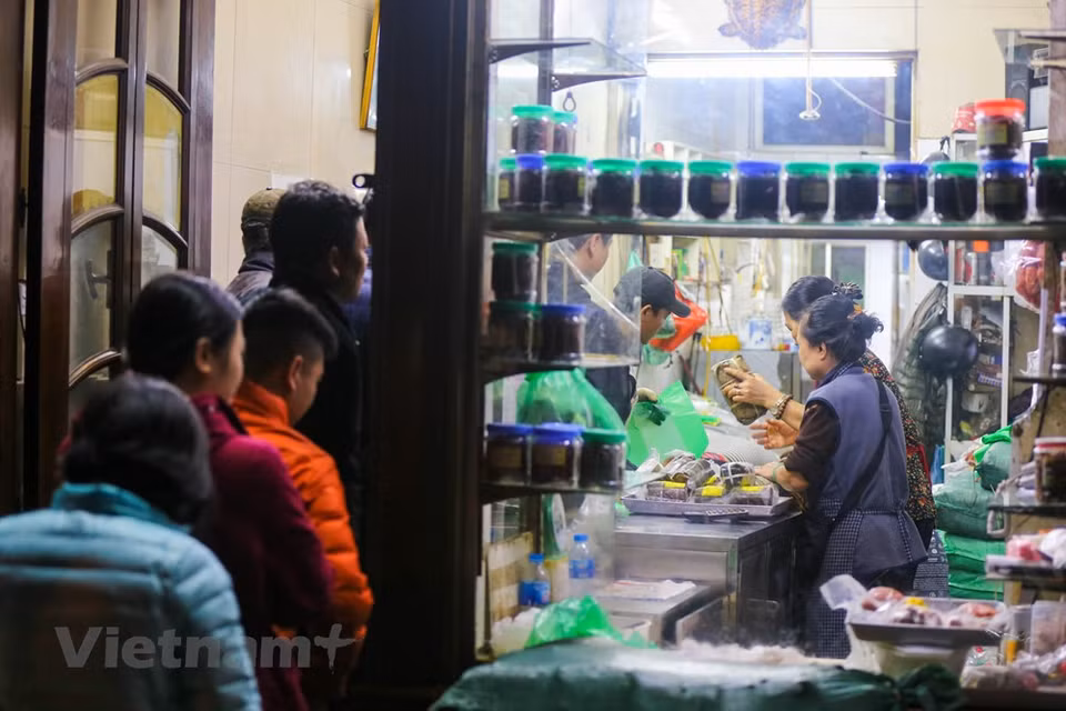 Ésta es una tienda que vende Gio Cha (jamón o salchicha de Vietnam) y los Banh Chung con un sabor tradicional único que se ha ganado la preferencia de los habitantes de Hanoi. El Banh Chung es un tipo de pastel elaborado con arroz glutinoso cubierto por hojas verdes y forma parte esencial de la celebración del Tet (Año Nuevo Lunar), la fiesta tradicional más importante de Vietnam. El Banh Chung con forma cuadrada y gruesos es el símbolo de gratitud de los vietnamitas a sus ancestros, así como como los dioses de la tierra y del sol. (Fuente: Minh Son / Vietnam +)