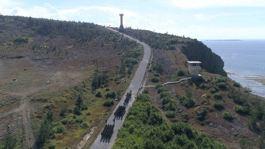 El 4 de julio, 34 soldados de las fuerzas navales, guardias de las fronteras y guardacostas presenciaron la ceremonia del saludo a la bandera nacional en la cima de Thoi Loi, el punto más alto en el distrito isleño de Ly Son. Esta hermosa isla en la provincia vietnamita de Quang Ngai es la tierra natal de los soldados marineros de la flotilla de Hoang Sa, quienes salieron al Mar del Este para defender la soberanía de los archipiélagos de Hoang Sa (Paracel) y Truong Sa (Spratly) hace cuatro siglos. Es famoso también por ser un geoparque con valores paisajísticos y rica biodiversidad, formado por 10 volcanes prehistóricos, como las “Maldivas en el Mar del Este”. (Foto: Vietnam +)