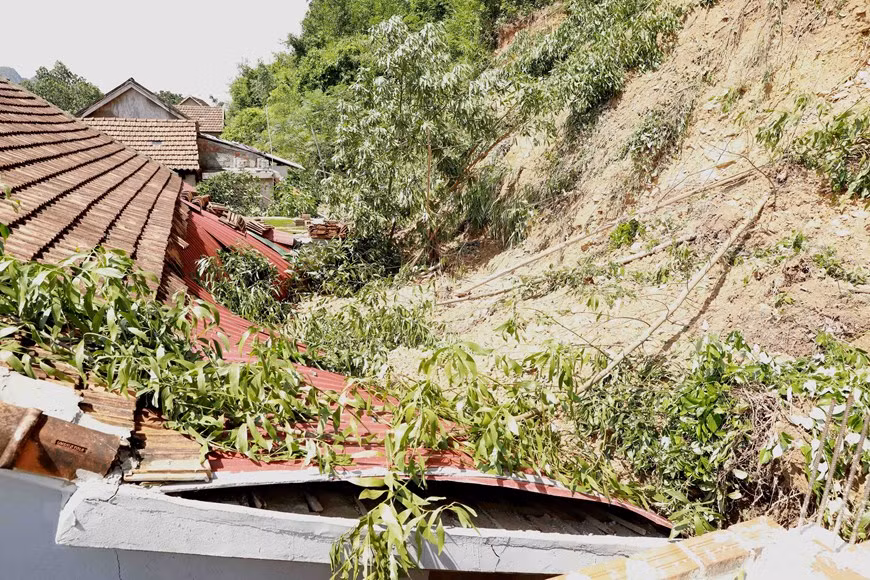 Las viviendas en la zona de la montaña Ba Con bajo el colapso (Fuente: VNA)