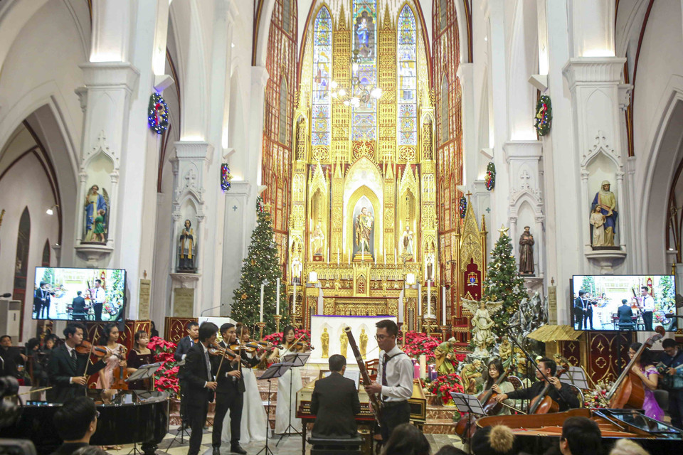 El grupo de artistas vietnamitas Maestoso, en coordinación con la Escuela de Música Inspirito y la Orquesta Sinfónica Nacional de Vietnam, llevaron a cabo un concierto anoche con motivo de la Navidad 2020. (Foto: VNA)