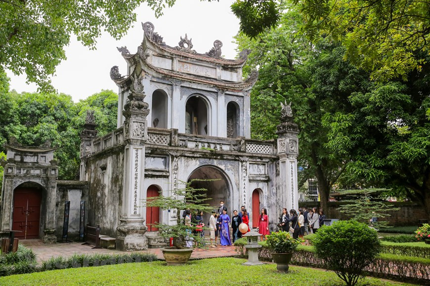 Con una estructura típica de la arquitectura feudal, Van Mieu mira hacia el sur frente a un espacio acuático. La instalación posee forma simétrica, y sus principales construcciones derivan de un eje central. En el frente se halla el llamado Portal Ceremonial con cuatro pilares, cuyos laterales están decorados con estatuas de ave fénix, y los centrales con leones legendarios. Según la creencia popular, estos dos animales sagrados ayudan a identificar a las personas malévolas. Su entrada principal de dos plantas lleva estatuas de dragón, un signo de la realeza. Durante los días de exámenes sólo el rey y los integrantes del jurado podían pasar por la puerta principal, en tanto los concursantes debían hacerlo por los costados. (Fuente: Vietnamplus)