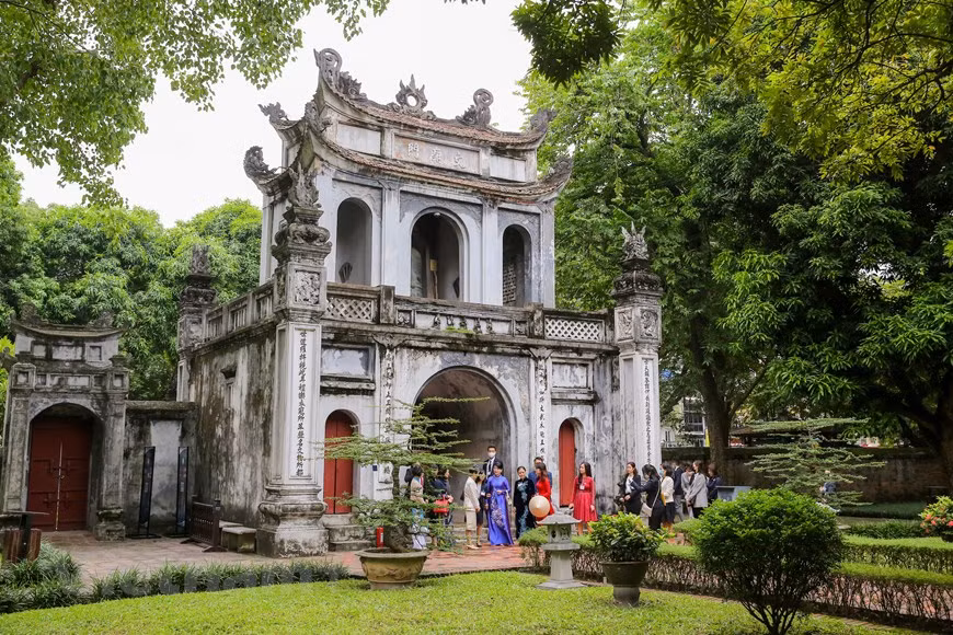 Con una estructura típica de la arquitectura feudal, Van Mieu mira hacia el sur frente a un espacio acuático. La instalación posee forma simétrica, y sus principales construcciones derivan de un eje central. En el frente se halla el llamado Portal Ceremonial con cuatro pilares, cuyos laterales están decorados con estatuas de ave fénix, y los centrales con leones legendarios. Según la creencia popular, estos dos animales sagrados ayudan a identificar a las personas malévolas. Su entrada principal de dos plantas lleva estatuas de dragón, un signo de la realeza. Durante los días de exámenes sólo el rey y los integrantes del jurado podían pasar por la puerta principal, en tanto los concursantes debían hacerlo por los costados. (Fuente: Vietnamplus)