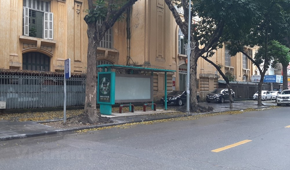 De acuerdo con el Departamento del Transporte de Hanoi, hay pocos clientes en las salas de espera de autobús o paradas de autobús, debido a los efectos de la epidemia COVID- 19, sin embargo, las autoridades instan a cumplir estrictamente las normas sanitarias para la prevención y control de la enfermedad en los vehículos, sobre todo el límite de no más de 30 pasajeros en cada autobús. El personal asistente en el autobús es la persona que debe realizar la supervisión en aras de garantizar el número de pasajeros según las regulaciones. Si la cifra de los pasajeros en el autobús es suficiente, entonces tienen que mandar a los pasajeros a otro turno. (Fuente:Vietnam+) 