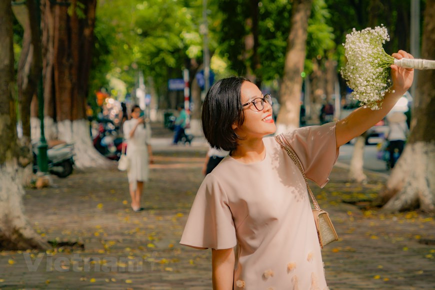 Los árboles de Sau (dracontomelon duperreanum) en la calle Phan Dinh Phung están cubiertos de hojas nuevas. El otoño también es una ocasión para que la gente use el ao dai, el traje nacional de Vietnam, en las calles para tomar fotos. Hong Trang, una local, dice: “Esta es la estación más hermosa del año. Todo, desde el clima hasta el paisaje, me da ganas de vivir más despacio y disfrutarlos. "El otoño es la única época en la que no dudo en salir a pasear por la ciudad en moto para disfrutar del clima agradable. Es un poco melancólico, cierto, pero el otoño en Hanoi es único y delicado", destacó. (Foto: Vietnam+)