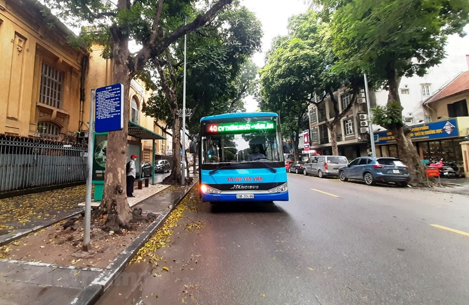 En el primer día de la reanudación de las actividades (23 de abril), la Compañía General del Transporte de Hanoi (Transerco) movilizó 239 autobuses para realizar dos mil 270 viajes a servicios de los pasajeros con una frecuencia de 45-60-90 minutos por viaje según las demandas de las autoridades municipales. Además de la prevención contra la epidemia del Covid-19, como desinfectar regularmente a los vehículos públicos, garantizar la seguridad y la higiene en cada viaje para crear tranquilidad y confianza a los pasajeros, el sistema de autobuses de la capital siempre está dispuesto a responder a las grandes necesidades de la población. (Fuente:Vietnam+)