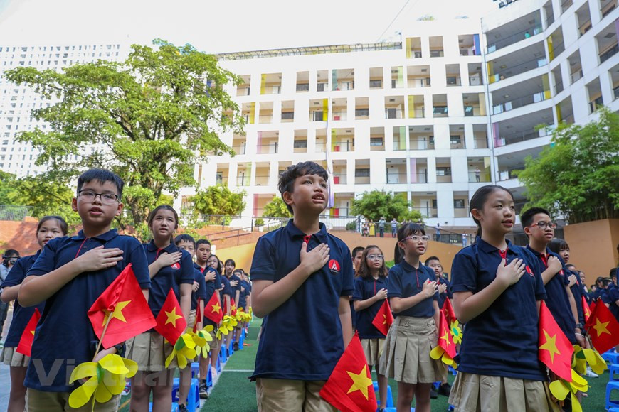 En consecuencia, todos los escolares utilizan mascarillas en el camino entre los centros de estudio y sus hogares, aunque no es obligado llevarlas en las aulas. Se recomienda el lavado de manos con frecuencia y el uso de objetos personales para minimizar los riesgos de contagio. La directora de Educación de kindergarten del Servicio capitalino de Educación y Formación, Hoang Thanh Huong, solicitó a los padres seguir de cerca el estado de salud de sus niños para detectar pronto síntomas de males. Asimismo, pidió a los padres no llevar sus hijos a la escuela en caso de tener tos o fiebre. (Fuente: Vietnamplus)