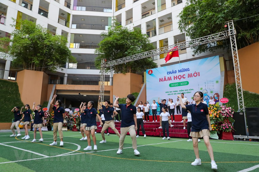 Cualquier miembro del personal escolar, estudiante o padre con síntomas como tos, fiebre o dificultad para respirar no debe estar presente en la ceremonia. Se insta a los padres a no ingresar a las escuelas ni reunirse en la puerta de la escuela. Después de la ceremonia, los alumnos reciben instrucciones sobre la prevención de enfermedades, accidentes y lesiones. Según el director del departamento, Chu Xuan Dung, Hanoi tiene dos mil 794 escuelas con más de 2,1 millones de estudiantes. Anteriormente, alrededor de 900 escuelas secundarias y preuniversitarias en esta capital también reanudaron sus actividades académicas desde el 4 de mayo. (Fuente: Vietnamplus)