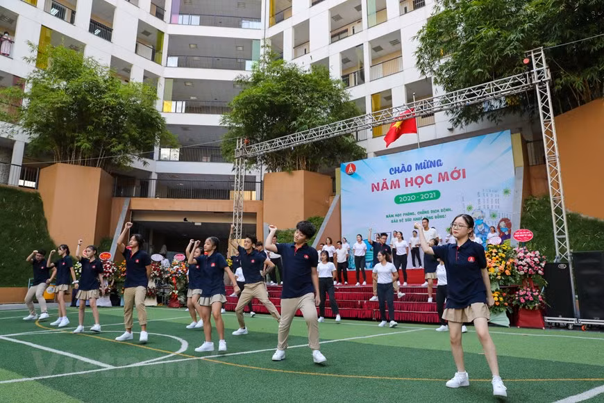 Cualquier miembro del personal escolar, estudiante o padre con síntomas como tos, fiebre o dificultad para respirar no debe estar presente en la ceremonia. Se insta a los padres a no ingresar a las escuelas ni reunirse en la puerta de la escuela. Después de la ceremonia, los alumnos reciben instrucciones sobre la prevención de enfermedades, accidentes y lesiones. Según el director del departamento, Chu Xuan Dung, Hanoi tiene dos mil 794 escuelas con más de 2,1 millones de estudiantes. Anteriormente, alrededor de 900 escuelas secundarias y preuniversitarias en esta capital también reanudaron sus actividades académicas desde el 4 de mayo. (Fuente: Vietnamplus)