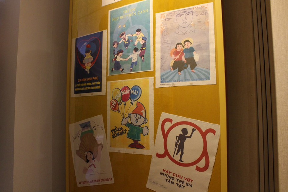 Los pósteres de propaganda exhortan a los pobladores a construir una buena vida para los niños. Con más de mil obras, la exhibición tiene como objetivos transmitir al público las bellezas culturales y tradicionales de más de mil años de Thang Long, así como los patrimonios culturales legados por los antepasados que se han convertido en activos invaluables para las generaciones de hoy. La muestra también se refiere a los grandes logros de la revolución vietnamita bajo el liderazgo del Presidente Ho Chi Minh y el Partido Comunista de Vietnam, y resalta los enormes aportes del líder de la revolución durante la lucha pasada por la independencia y liberación nacional (Foto: Minh Anh / Vietnam +)