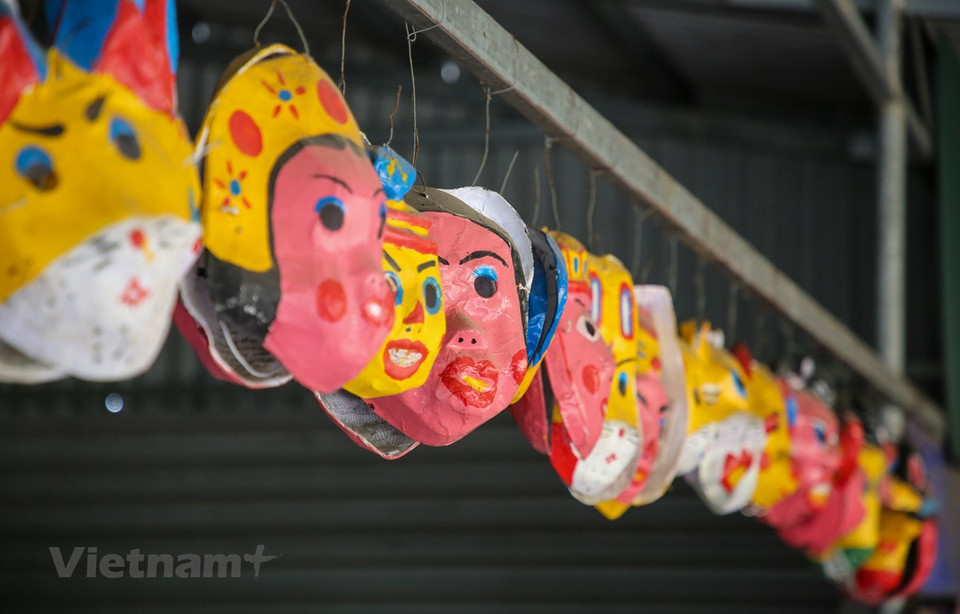 En los últimos años, tanto los vietnamitas como los turistas extranjeros prefieren los productos tradicionales debido a la diversidad. Especialmente, los juguetes fabricados con cartón y pegamento no son tóxicos y resultan amigables con el medio ambiente. La producción de juguetes tradicionales del Medio Otoño en la aldea de oficios de Ong Hao, en la comuna de Lieu Xa de la provincia norteña de Hung Yen, existe desde hace mucho tiempo. Esta localidad no solo se centra en fabricar tambores como antes, los lugareños también desarrollan actualmente diversos juguetes, incluidos farolillos en forma de estrella, máscaras de cartulina, cabezas de león en cartón, entre otros. (Foto: Vietnamplus) La producción de juguetes tradicionales del Medio Otoño en la aldea de oficios de Ong Hao, en la comuna de Lieu Xa de la provincia norteña de Hung Yen, existe desde hace mucho tiempo. Esta localidad no solo se centra en fabricar tambores como antes, los lugareños también desarrollan actualmente diversos juguetes, incluidos farolillos en forma de estrella, máscaras de cartulina, cabezas de león en cartón, entre otros. Especialmente, estos juguetes se han elaborado completamente a mano con materiales amigables con el medio ambiente como el bambú. La producción de máscaras de cartulina y cabezas de león hechas con cartón ha aparecido en la aldea de oficio tradicional de Ong Hao con el fin de satisfacer la demanda del mercado en los últimos años. La máscara de cartulina de Ong Hao está hecha de papel, pegamento y color sintético con diversos diseños. En promedio, un artista puede dibujar cada día alrededor de 80 máscaras de cartulina, cada una de las cuales está hecha a partir de un molde de cemento diferente. La producción de tambores también se ha convertido en el trabajo tradicional de los pobladores locales. Los lugareños de la aldea de Ong Hao importaban pieles de búfalo y vaca de diferentes localidades para hacer tambores para la fiesta del Medio Otoño.