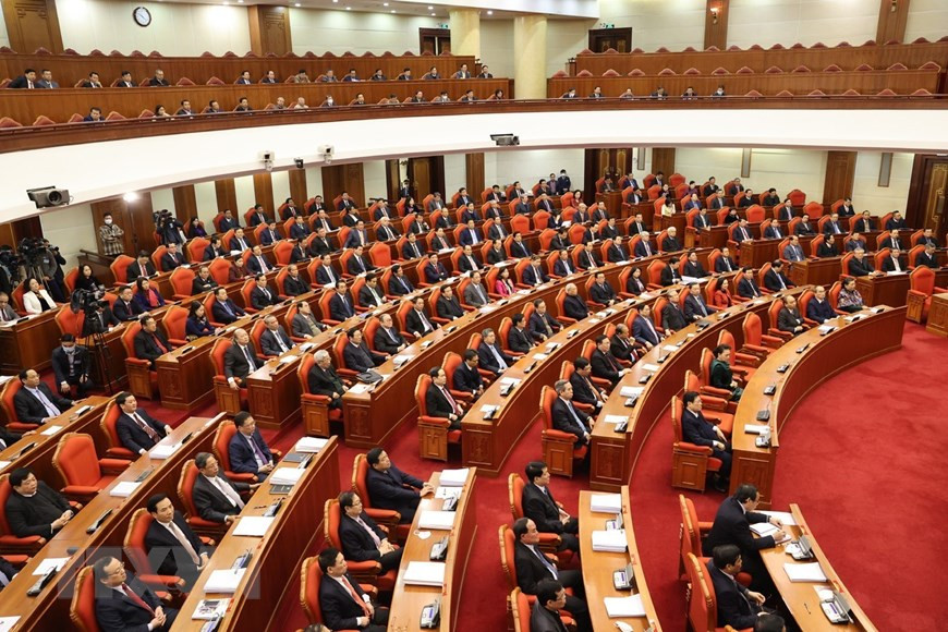 Dirigentes del Partido y del Estado y los delegados asisten a la ceremonia de clausura del XIV pleno del Comité Central del Partido Comunista de Vietnam (Fuente: VNA)