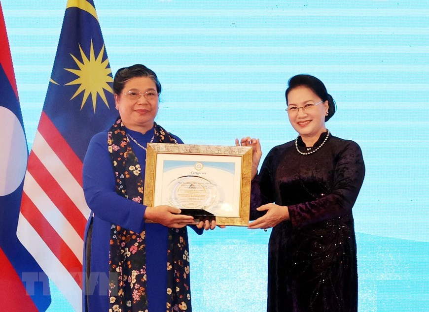 La presidenta del Parlamento de Vietnam, Nguyen Thi Kim Ngan, entrega a la subtitular Tong Thi Phong el certificado de mérito por sus aportes sobresalientes a AIPA (Fuente:VNA)