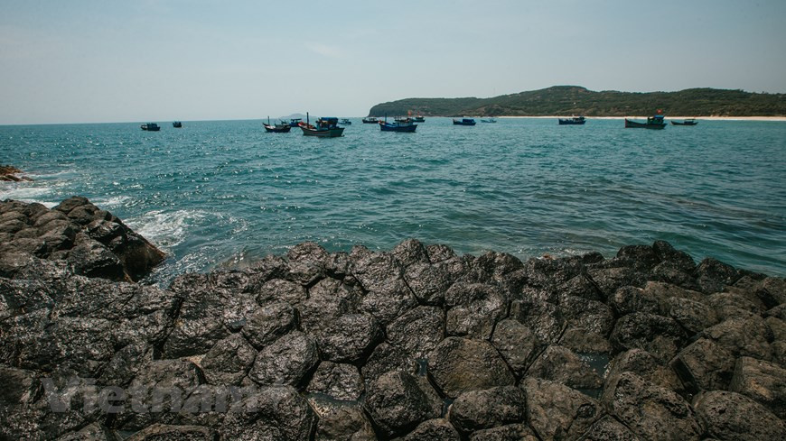 Uno de los destinos conocidos en Phu Yen es Ghenh Da Dia, en la comuna de An Ninh Dong, distrito de Tuy An. Es verdaderamente una escena geológica extraña e insuperable en Vietnam. Visto desde lejos, Ghenh Da Dia parece una enorme colmena, creada por muchas placas rocosas de diferentes formas y tamaños colocadas una encima de otra. “Hemos investigado y propuesto una serie de productos turísticos y destinos con características propias de la localidad, para promocionarlos en el extranjero. Los lugares como Ganh Da Dia y Capo Dien cuentan con vistas singulares que han atraído a un número cada vez más mayor de visitantes”, subrayó el subdirector del Servicio de Cultura, Deportes y Turismo de Phu Yen, Pham Van Bay. (Foto: Vietnam+)
