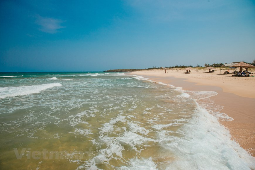 En este sitio, los visitantes pueden realizar excursiones para descubrir la belleza del océano o conquistar la montaña Da Bia, siempre cubierta de niebla blanca. No muy lejos de la bahía de Bai Ro, se encuentra el cabo de Dai Lanh, que es el punto de extremo del este vietnamita y primer lugar del país donde se asoma el sol. Gracias a su gran potencial del mar y su belleza tan magnífica, que ha sido reflejada en numerosas películas, poemas y canciones, la provincia de Phu Yen tiene enormes oportunidades para desarrollarse con otras provincias de la Altiplanicie y la Costa Central del país, así como con Ciudad Ho Chi Minh y Hanoi a fin de explotar con efectividad las rutas y los destinos locales.(Foto: Vietnam+) 