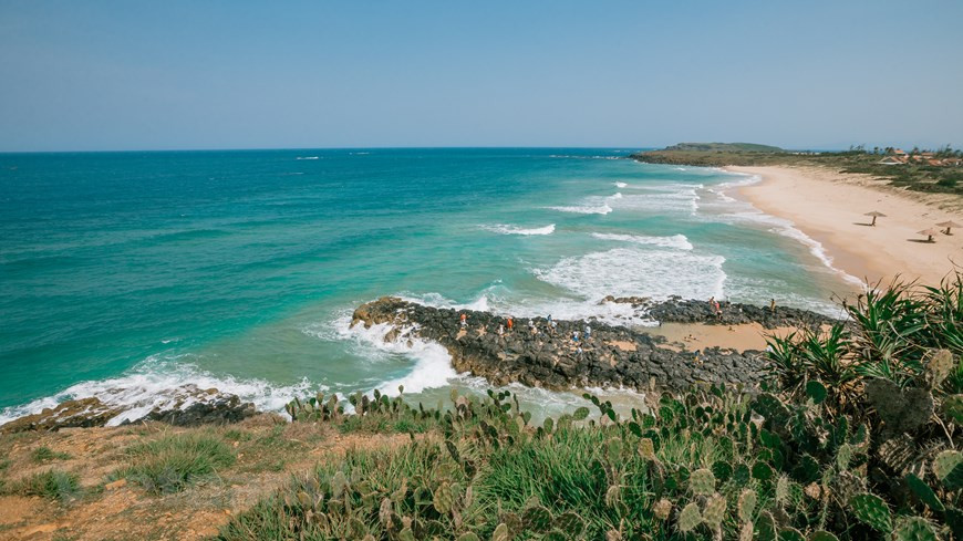 Alrededor de 65 mil vacacionistas llegaron a la provincia centrovietnamita de Phu Yen durante las vacaciones del Año Nuevo Lunar (Tet) del 2 al 8 de febrero de 2019, para visitar las atracciones turísticas de la localidad, tales como las columnatas basálticas "Ghenh Da Dia", la playa Bai Mon y el capo Dai Lanh. De acuerdo con el Servicio provincial de Cultura, Deportes y Turismo, tal cantidad representó un aumento del 14 por ciento con respecto al mismo periodo del año pasado. En particular, las columnatas basálticas "Ghenh Da Dia", la playa Bai Mon y el capo Dai Lanh en la provincia de Phu Yen acogieron más de 41 mil visitantes, señaló. (Foto: Vietnam+)