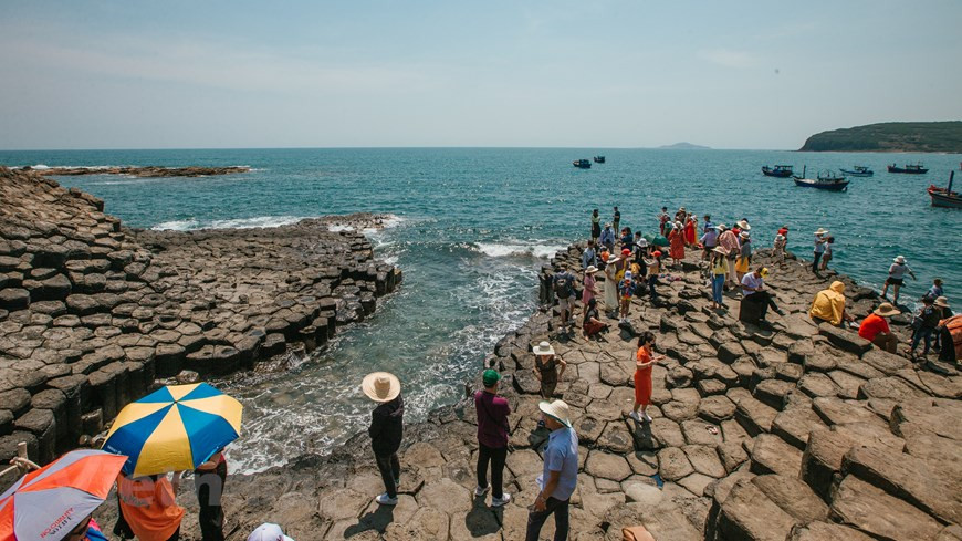 Visto desde lejos, Ganh Da Dia parece una enorme colmena, creada por muchas placas rocosas de diferentes formas y tamaños colocadas una encima de otra. “Encontramos en Phu Yen los paisajes naturales hermosos, especialmente Ganh Da Dia. No lo había visto un lugar similar en ningún parte del mundo”, expresó el turista ruso Konstantin V. Vnukov. Al viajar hacia el sur de la provincia de Phu Yen, se encuentra el Cabo Dien, donde se sitúa el Faro de Cien Años. Es conocido como el punto de extremo del este vietnamita y el primer lugar del país donde se asoma el sol. (Foto: Vietnam+)