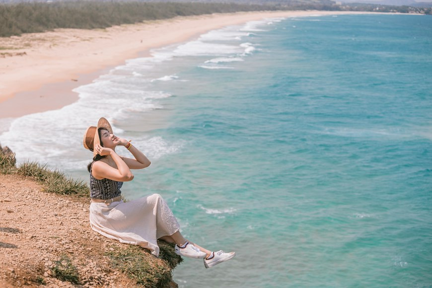 Esta provincia plantea atraer este año a más de un millón 600 mil turistas, de tal cantidad 45 mil extranjeros, e ingresar más de 83 millones de dólares por los servicios turísticos. La localidad balnearia de Phu Yen está dotada con una costa de 190 kilómetros de longitud. Las playas cristalinas, con aguas tibias azules y bancos de arena blanca convierten a esta provincia vietnamita en una obra magnífica de la naturaleza. Al viajar hacia el sur, se encuentra la bahía de Vung Ro, en la comuna de Hoa Xuan Nam, distrito de Dong Hoa. Está rodeada por el paso Ca y las montañas Da Bia y Hon Ba. (Foto: Vietnam+) 