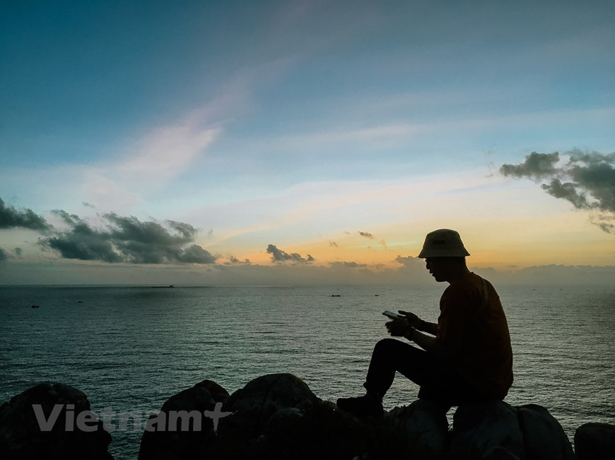Precisó la fuente que se registraron más de 21 mil excursionistas en los alojamientos de la localidad en la etapa estudiada, para un incremento interanual del 11 por ciento. Se estimaron más de seis millones 300 mil dólares obtenidos de los servicios turísticos, de este acumulado, el ingreso de los hospedajes sumó 660 mil dólares, agregó. Se prevé también alta participación de los visitantes en los últimos dos días de las vacaciones del Año Nuevo Lunar, hoy y mañana, en una jornada de las fiestas tradicionales en Phu Yen, como el Festival de la Bahía de Xuan Dai y carrera de caballos Go Thi Thung, informó. (Foto: Vietnam+)