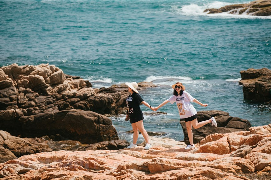 Phu Yen es denominada en varios poemas y canciones vietnamitas como la "tierra de las flores amarillas sobre la hierba verde". Con sus bellos paisajes, ricas prácticas culturales y su gente amable, la localidad enamora a cualquier turista que viene aquí para experimentar y descubrir. Dotada por la naturaleza con un entorno apacible y romántico, la localidad ha atraído a muchos visitantes. Está situada alrededor de la poética montaña Chop Chai, la ciudad de Tuy Hoa tiene la zona residencial en medio de campos verdes, playas de agua azul y dunas de arenas blancas, todos lo cual crea una magnífica obra de la naturaleza.(Foto: Vietnam+) 