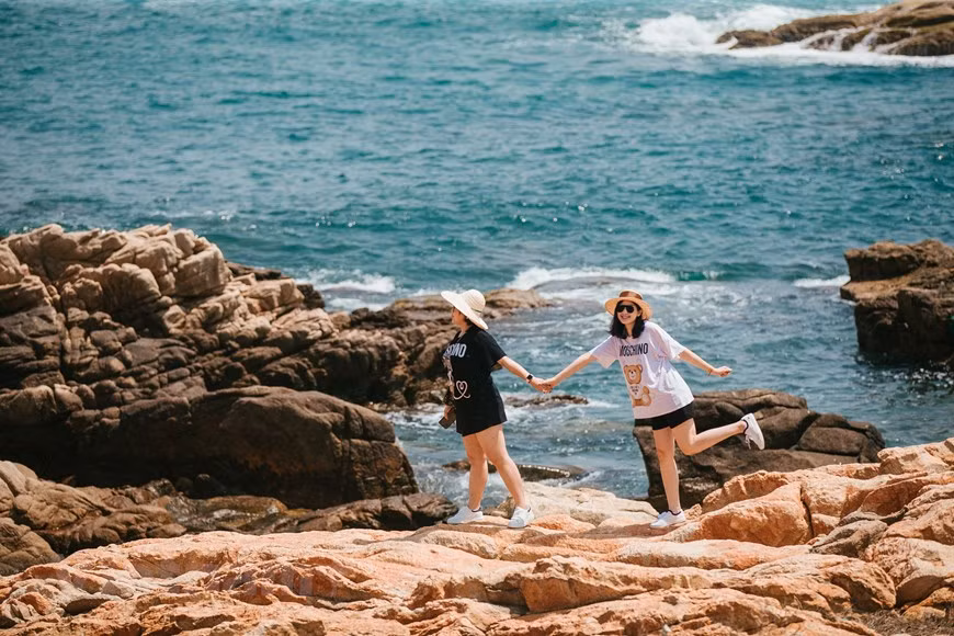 Phu Yen es denominada en varios poemas y canciones vietnamitas como la "tierra de las flores amarillas sobre la hierba verde". Con sus bellos paisajes, ricas prácticas culturales y su gente amable, la localidad enamora a cualquier turista que viene aquí para experimentar y descubrir. Dotada por la naturaleza con un entorno apacible y romántico, la localidad ha atraído a muchos visitantes. Está situada alrededor de la poética montaña Chop Chai, la ciudad de Tuy Hoa tiene la zona residencial en medio de campos verdes, playas de agua azul y dunas de arenas blancas, todos lo cual crea una magnífica obra de la naturaleza.(Foto: Vietnam+) 