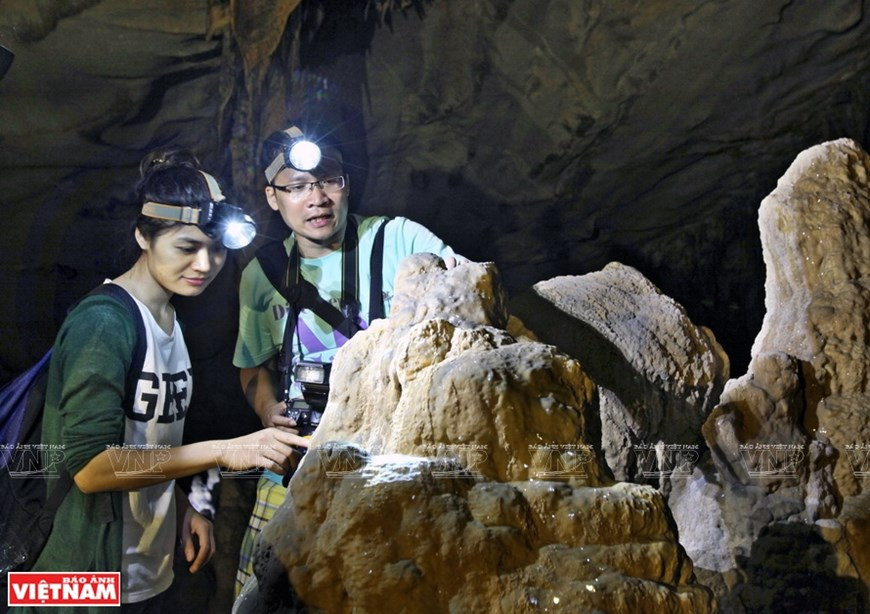 Turistas impresionados por la belleza de la cueva (Foto: VNA)