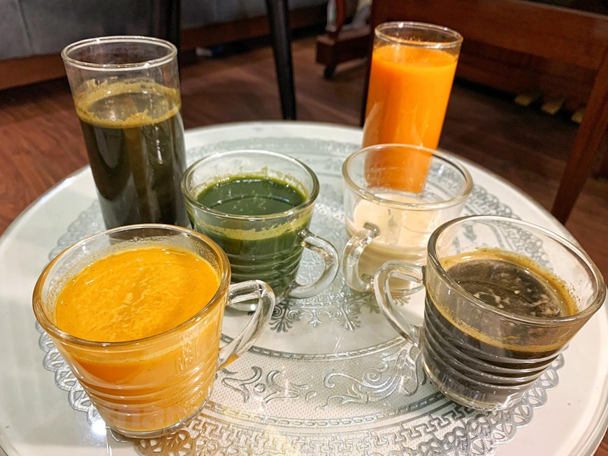 Jugos elaborados a partir de piña, zanahoria, verdolaga, hojas de perilla, apio, pulpa de coco. Consumir de manera continuada este jugo también es una forma excelente de mantener un buen tránsito intestinal. Y en cierta forma, sus nutrientes podrían ayudar a proteger la mucosa del estómago, alimentar las bacterias saludables del intestino y combatir el estreñimiento. La zanahoria tiene efectos positivos sobre el organismo debido a sus aportes de vitaminas A y C. La vitamina A es esencial para para la visión normal, el sistema inmunitario y la reproducción. Por su parte, la vitamina C ayuda a proteger las células contra los daños causados por los radicales libres. (Foto: Mai Mai / Vietnam +)