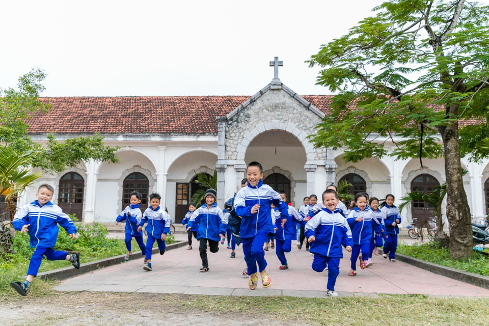 La escuela primaria Quynh Lam B, en la comuna de Quynh Lam, distrito de Quynh Luu, provincia de Nghe An, cuenta con casi 700 alumnos que son hijos de familias católicas. En estos días, el ambiente en esta base educacional es muy especial, pues todo el mundo, incluidos alumnos, maestros y padres, se unen para celebrar una feliz Navidad. (Fuente:VNA)