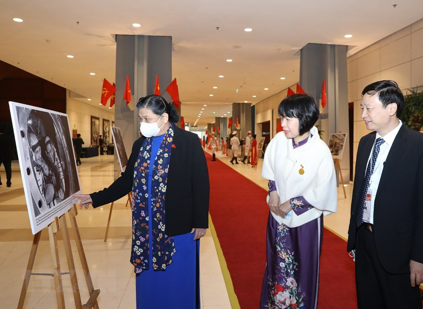Dirigentes de la Agencia Vietnamita de Noticias (VNA) presentan a la vicepresidenta de la Asamblea Nacional, Tong Thi Phong, las fotos de la VNA exhibidas en el evento. (Fuente: VNA) 