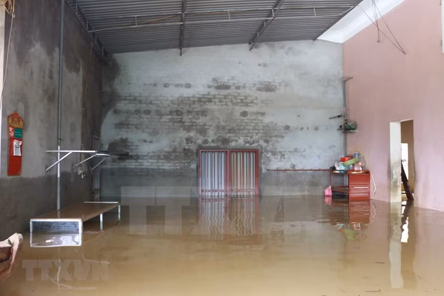Todos los objetos de uso diario de los pobladores locales siguen sumergidos en el agua (Foto: VNA)