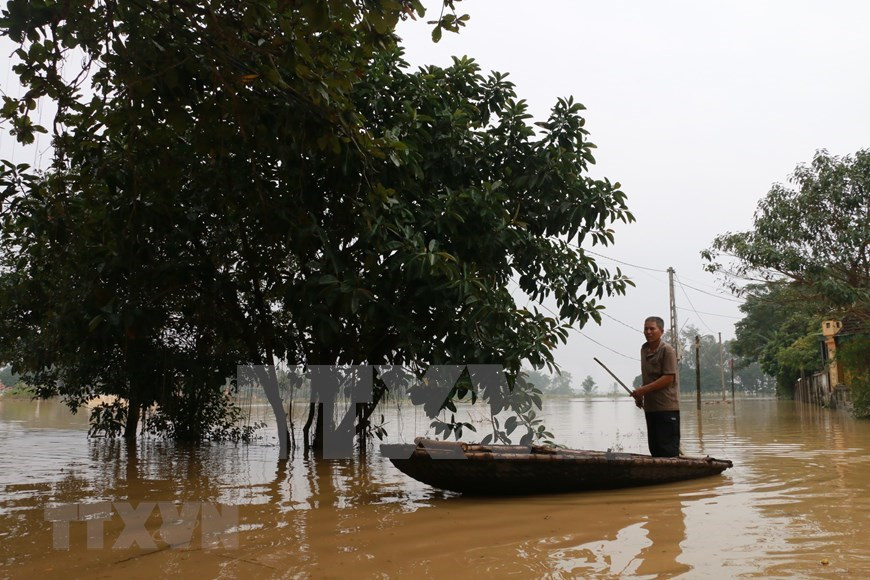 Las inundaciones dificultan el transporte de las personas (Foto: VNA)