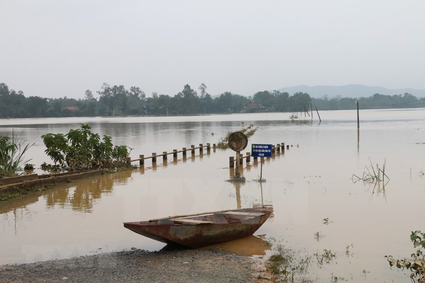 Las inundaciones dividen a muchas aldeas de la comuna de Thanh Ha, en el distrito de Thanh Cuong, provincia de Nghe An (Foto: VNA)