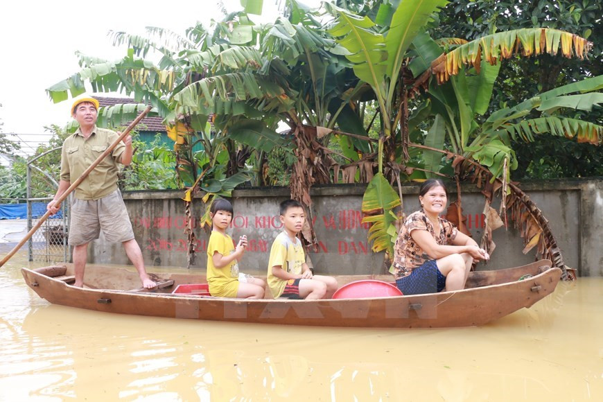 Las inundaciones dificultan el transporte de las personas (Foto: VNA)