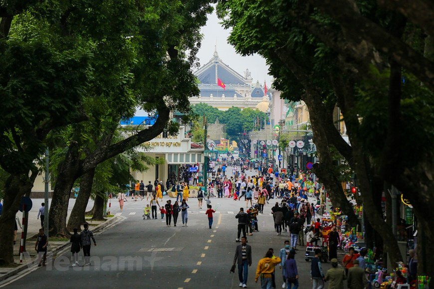 Hanoi recibió a 554 mil turistas en octubre, una caída del 71,4 por ciento frente al mismo período del año pasado. Sin embargo, esta cifra registró un aumento mensual del 30 por ciento. La capital ingresó 52,22 millones de dólares por los servicios turísticos, una caída de casi un 83 por ciento interanual, pero al mismo tiempo un aumento de 25 por ciento en comparación con el mes anterior. Dado que el rebrote de COVID-19 en Vietnam se ha controlado básicamente, el sector del turismo en la ciudad implementa varios planes con el fin de atraer visitantes y recuperar gradualmente el crecimiento económico. (Foto: Vietnam+)