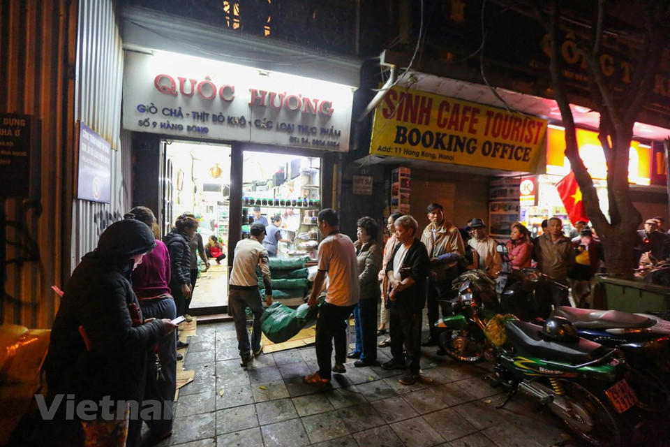 Según el propietario de la tienda de Quoc Huong, cerca de 500 Banh Chung fueron transferidos a la tienda en la mañana del último día del año lunar. Los precios de otros artículos, como pierna de cerdo, cecina de res, tocino y otros productos, no cambian en comparación con lo habitual. Para las familias vietnamitas, el “Bánh chưng” (pastel de arroz) es un manjar indispensable en la bandera de ofrendas de culto a los ancestros en ocasión del Tet (Año Nuevo Lunar). Actualmente, ante el ambiente agitado de la vida, muchas familias optan por comprar el “Bánh chưng” ya elaborado en vez de prepararlo en casa. (Fuente: Minh Son / Vietnam +)