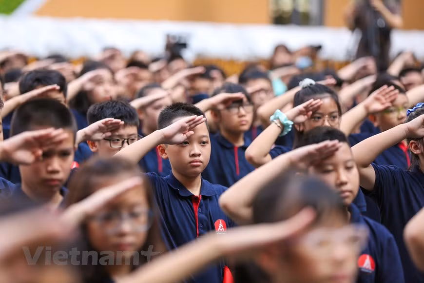 El jefe de Enseñanza Media del Ministerio de Educación y Formación (MEF), Nguyen Xuan Thanh, urgió a celebrar el acto de apertura de forma breve pero mantener el significado y mostrar el lema "Dejar de ir a la escuela pero no abandonar el estudio" para que los alumnos sientan el ambiente de regreso a las clases en todo el país y no piensen que están fuera del lugar. Hanoi cuenta con dos mil 794 escuelas y más de 2,1 millones de alumnos, siendo una de las localidades vietnamitas con mayor número de los educandos. En los actos de apertura no se efectúan desfiles para recibir a nuevos alumnos ni se soltarán globos al cielo. (Fuente: Vietnamplus)